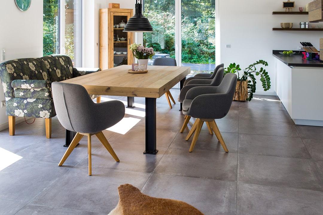 Betonoptikfliesen im Wohnzimmer